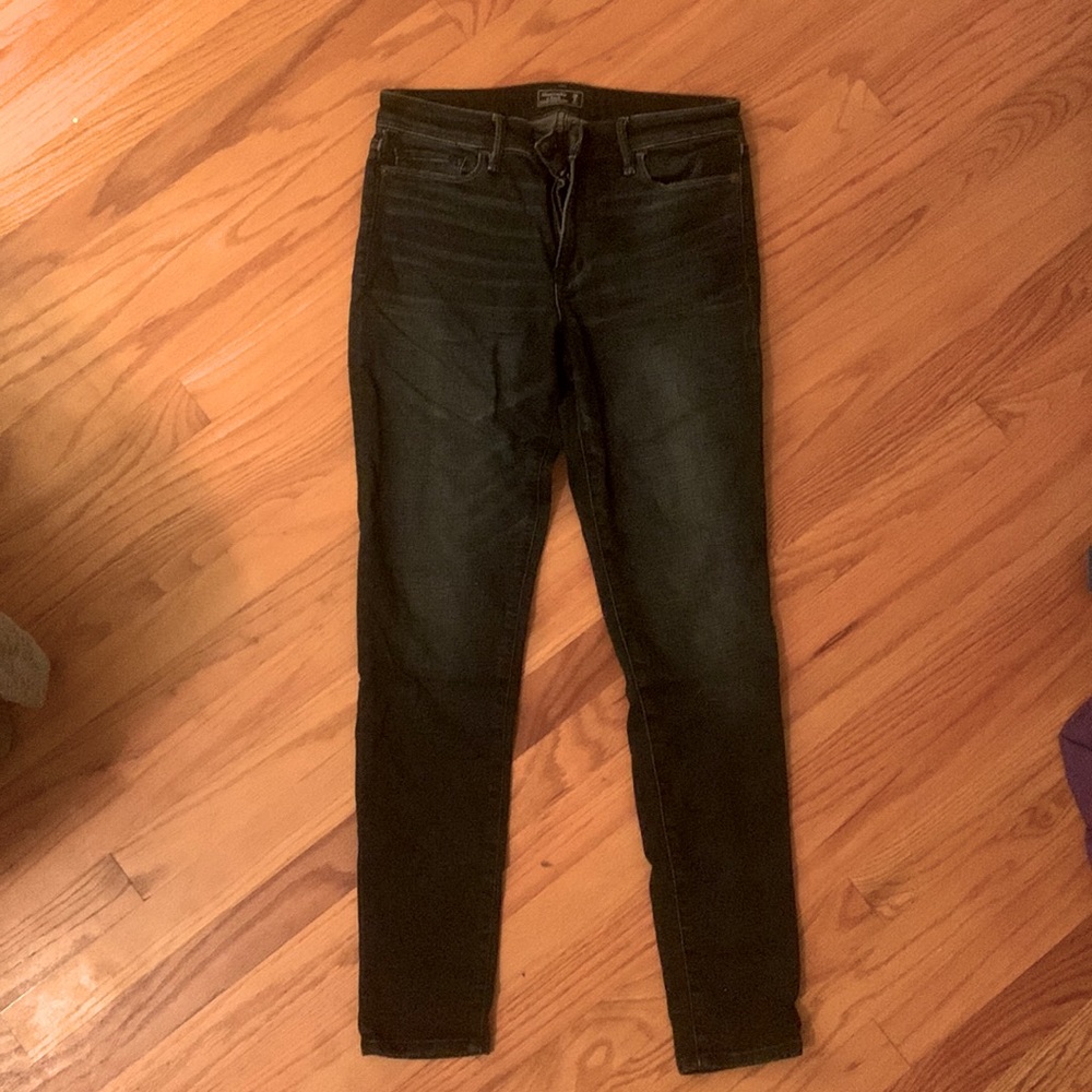 Abercrombie dark wash skinny jean size 28